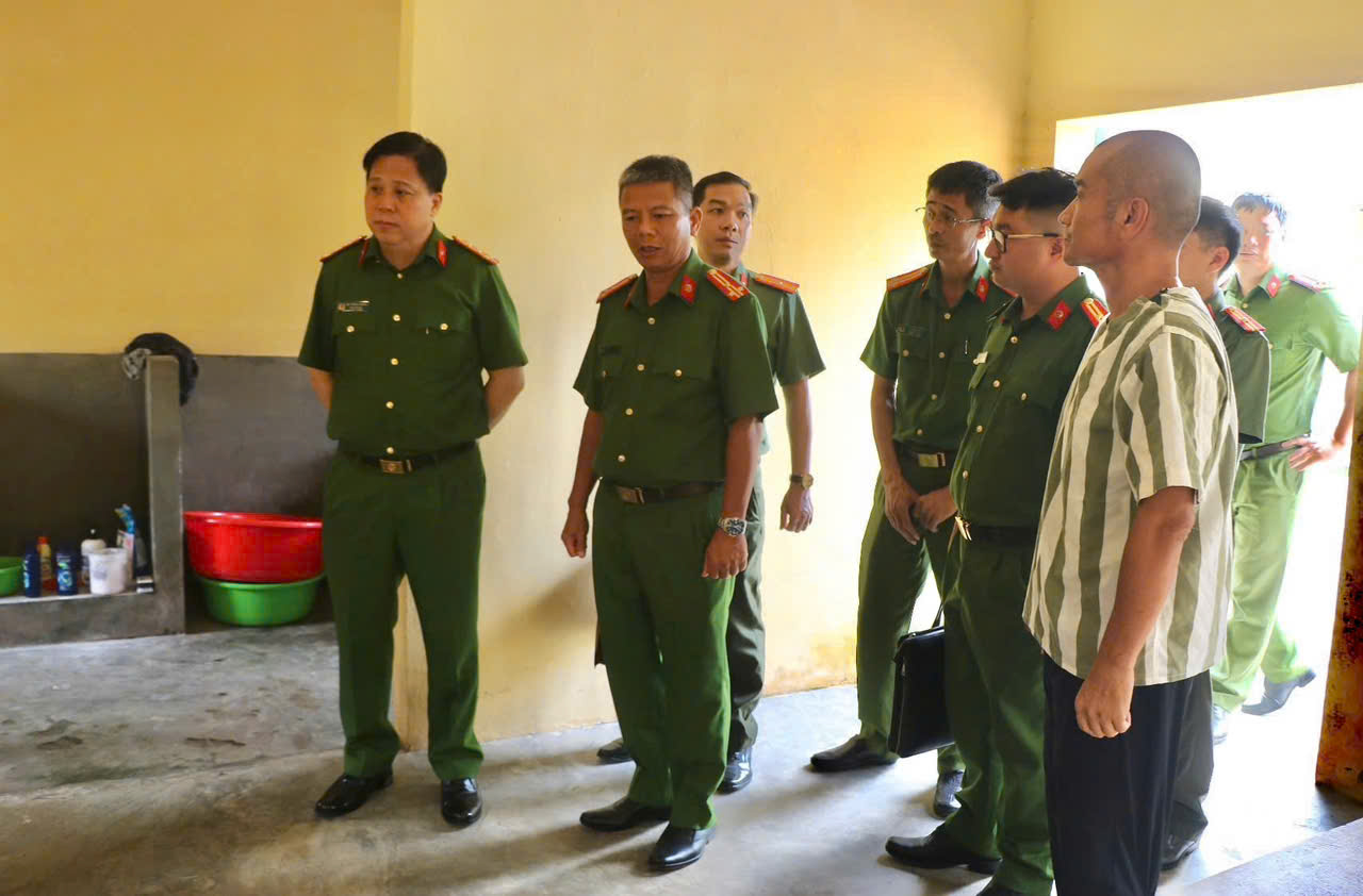 Đại tá Bùi Trung Thành - Phó Giám đốc CATP kiểm tra đột xuất công tác quản lý, thi hành tạm giữ, tạm giam tại CAH An Dương